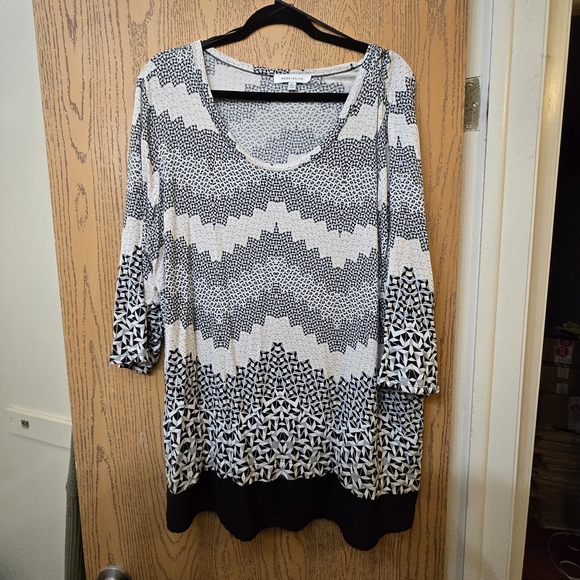Black and White Patterned Women's Top - Picture 2 of 5